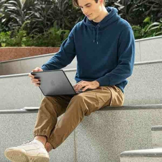 Uniq pouzdro Venture MacBook Air 13" (2018-2022) černá/půlnoční černá