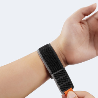 Sportovní řemínek na suchý zip pro Apple Watch 8 / 7 / 6 / SE / 5 / 4 / 3 / 2 / 1 (38, 40, 41 mm) Dux Ducis Strap YJ verze - černá / šedá