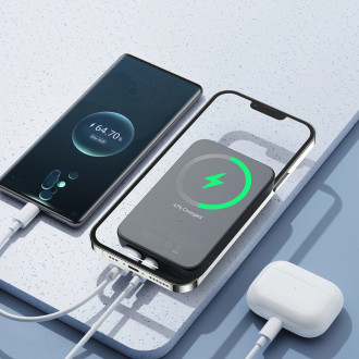Dodávka energie Joyroom Power Bank 10000mAh 20W Rychlé nabíjení Magnetická Qi 15W bezdrátová nabíječka pro iPhone Kompatibilní s MagSafe Black (JR-W02